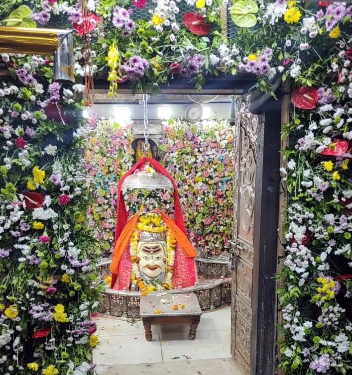 फूलों से सजा महाकाल का दरबार