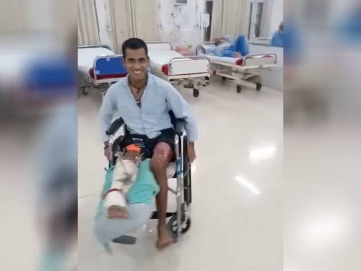 अचल कश्मीर में आतंक फैलाने वाले एक उग्रवादी से मुठभेड़ में गंभीर रूप से घायल हो गए थे। उन्हें दोनों पैरों में 3 गोली लगी। अब तक उनके आठ ऑपरेशन हो चुके हैं। एक और जल्द होना है। 6 दिन पहले वे अपने गांव कैलोद लौटे हैं।