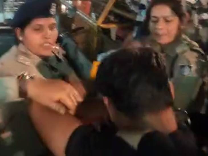 महिला SI टीना ने जड़े थप्पड़।