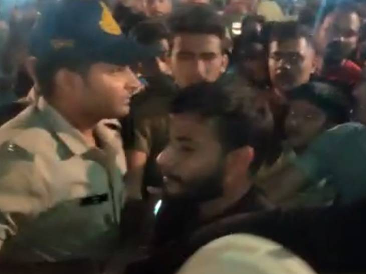 साथी पुलिसकर्मियों ने टीना को रोका और युवक को वहां से रवाना किया।