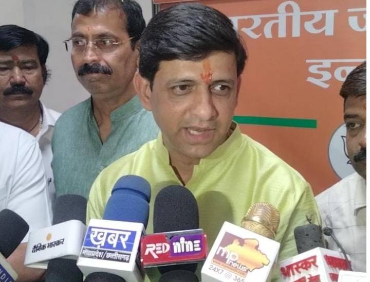 महापौर पुष्यमित्र भार्गव।