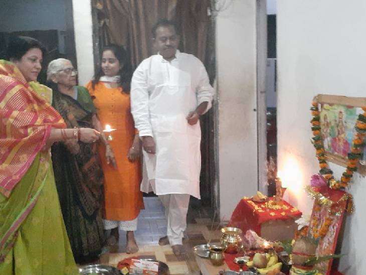 पूजा अर्चना करता परिवार