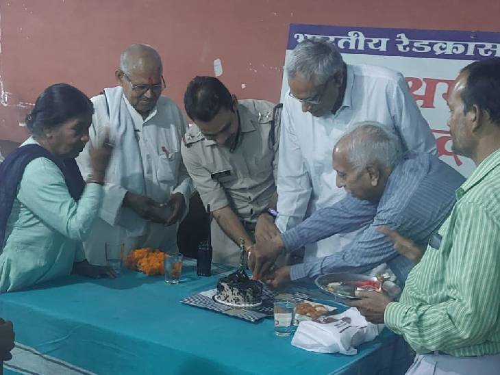 वृद्धजनों से अमहिया थाना प्रभारी दीपक तिवारी