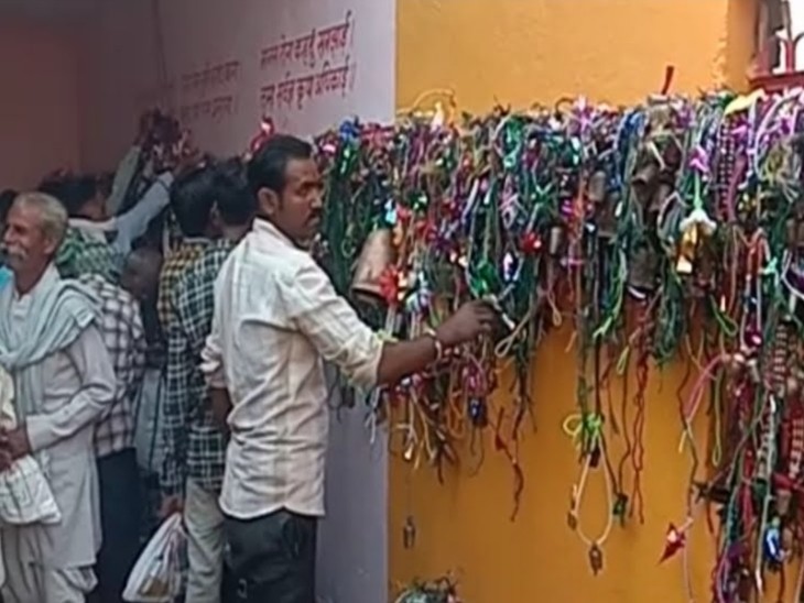 यहां से नागरिक पहले घंटियां ले जाते हैं। प्रजनन होने के बाद पहला घी, दूध और एक घंटी वापस लाकर बांधते हैं। - Dainik Bhaskar