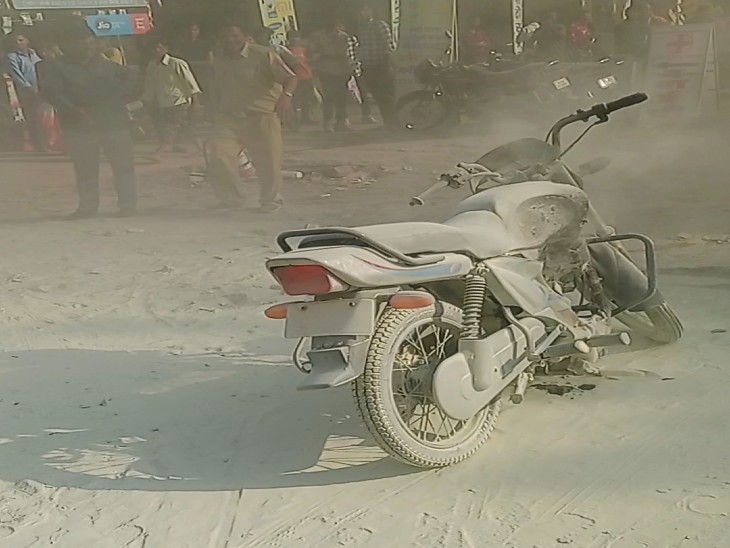 फिलहाल बाइक में आग लगने का कारण बैटरी में शार्ट सर्किट होना बताया जा रहा है।