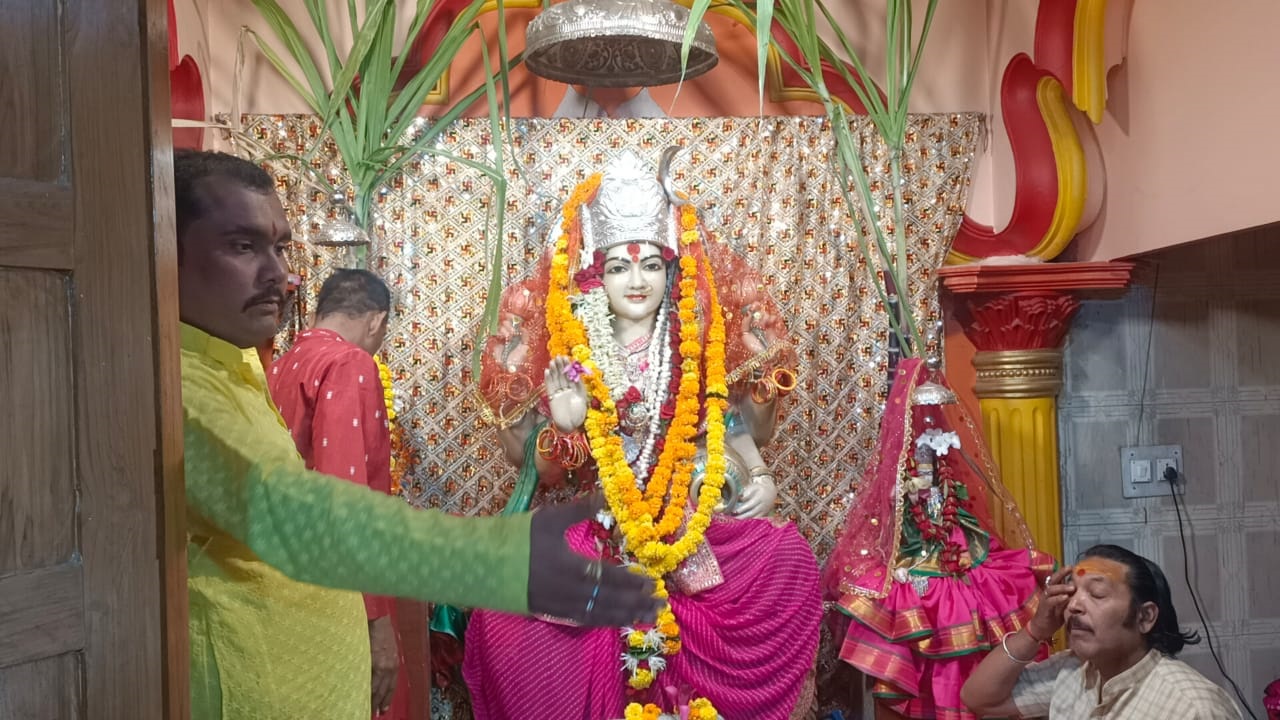भक्तों ने सुहाग सामग्री, चुनरी, श्रीफल व कमल के फूल भेंट कर जलाए दीप, दक्षिण भारतीय पद्धति से कौशांबी पूजा की। - Dainik Bhaskar