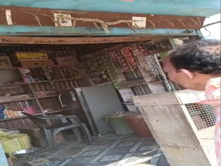 दूसरी गुमठी में रखा फ्रिज जिसमें रखे पौवे