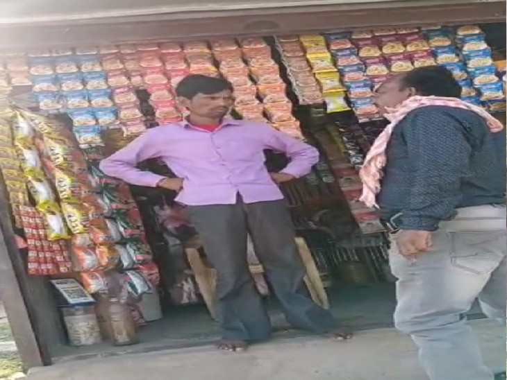 80 का पौवा 100 रुपए में बताता दुकानदार