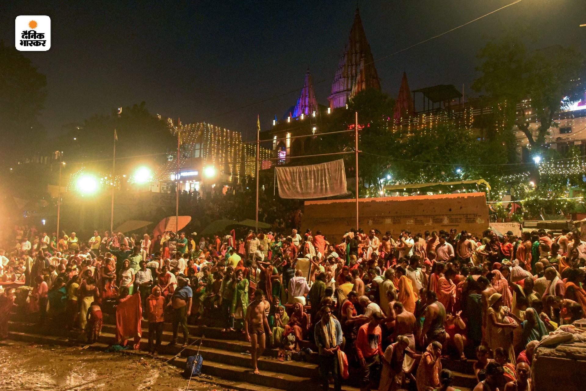 बनारस में भक्तों ने आंशिक सूर्य ग्रहण के दौरान गंगा में डुबकी लगाई। मान्यता है कि ग्रहण से अशुद्ध हुआ शरीर स्नान से पवित्र हो जाता है।