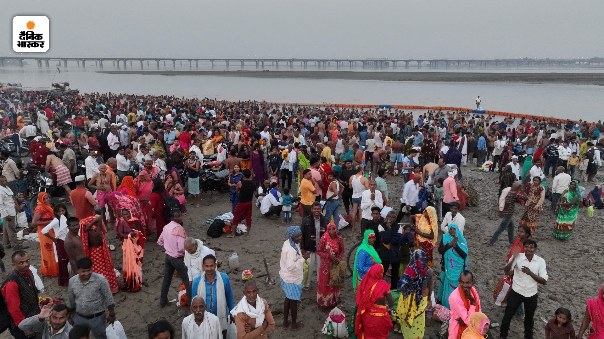 प्रयागराज में आंशिक सूर्य ग्रहण के बाद संगम में श्रद्धालुओं ने डुबकी लगाई। यहां गंगा, यमुना और सरस्वती नदियों का मिलन होता है इसलिए यहां स्नान का विशेष महत्व है।