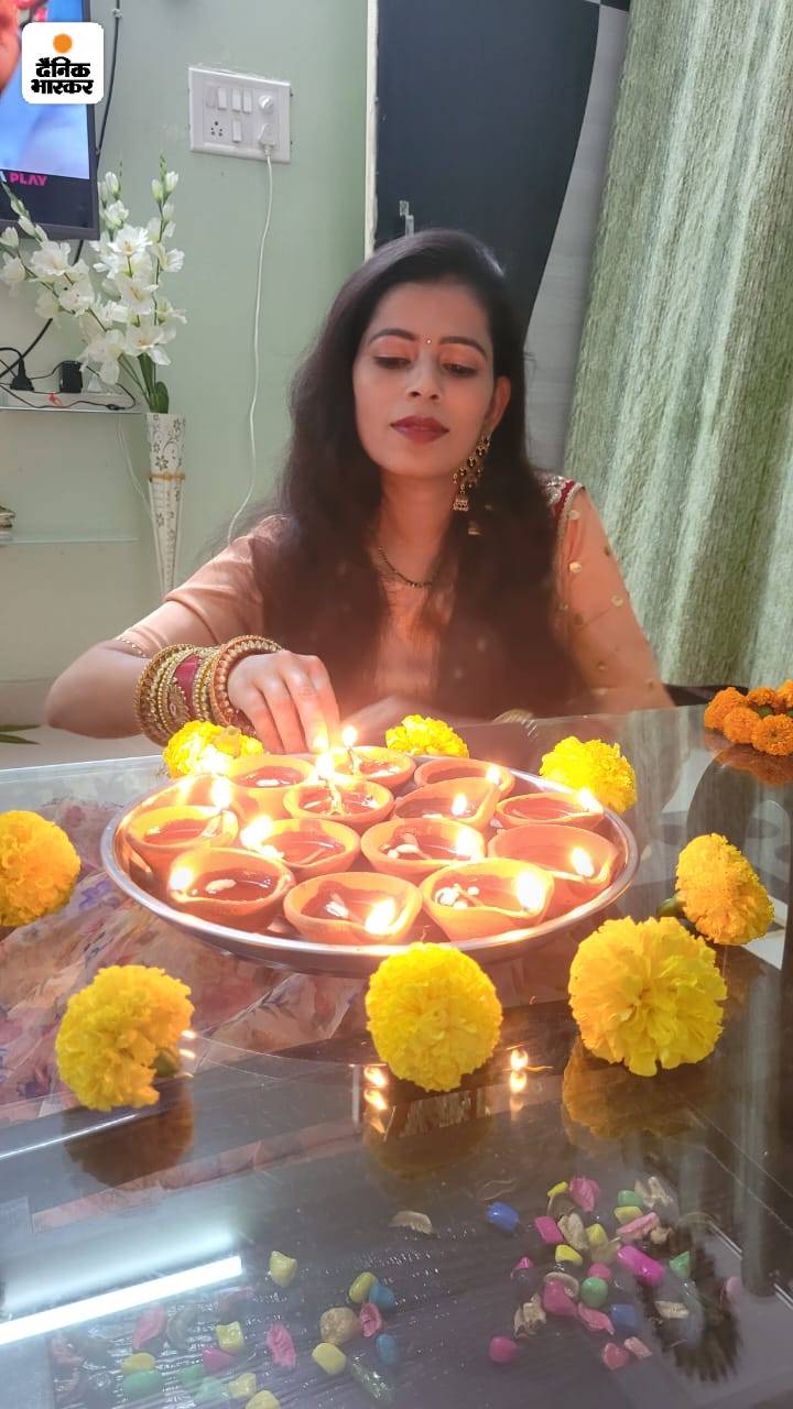 भोपाल में दीप सजाती महिला। लोगों ने खुलकर दिवाली सेलिब्रेट की। रंगोली बनाने के बाद लक्ष्मी पूजन कर पूरे घर में दीपक जलाए गए।