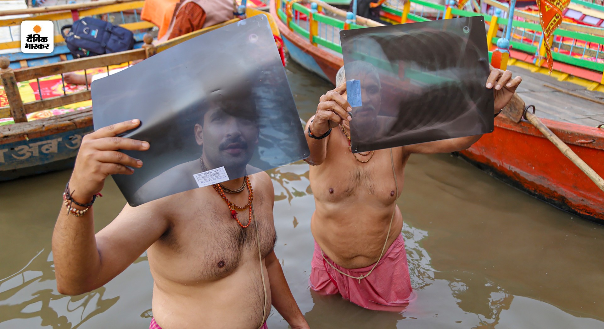 मथुरा में श्रद्धालुओं ने नदी में स्नान के दौरान एक्स-रे से आंशिक सूर्य ग्रहण देखा। ग्रहण को देखना का यह उपाय भी सुरक्षित नहीं है।