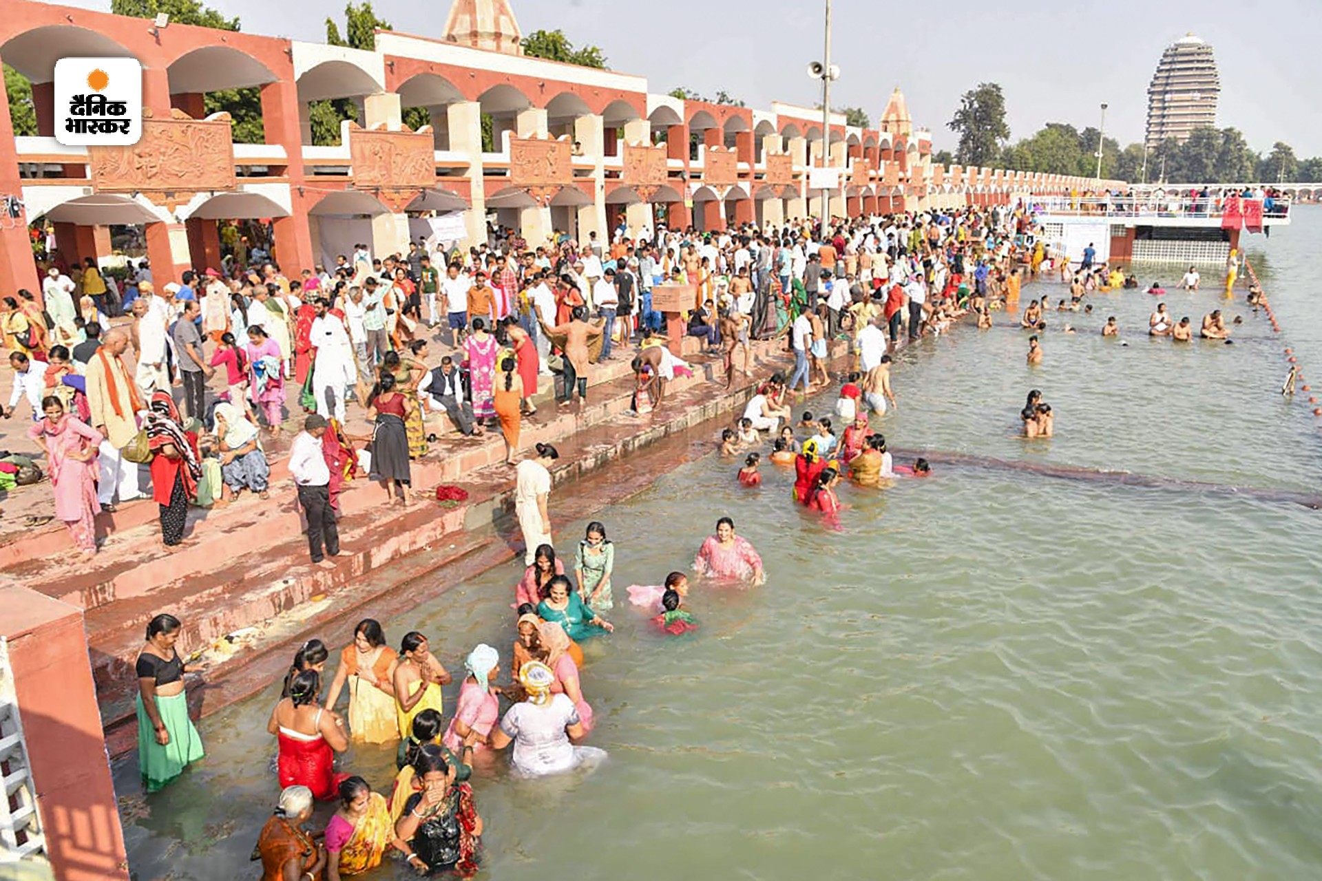 कुरुक्षेत्र के ब्रह्मसरोवर में लोगों ने डुबकी लगाई। मान्यता है कि ग्रहण के बाद यहां स्नान करने से अश्वमेघ यज्ञ के बराबर फल मिलता है।