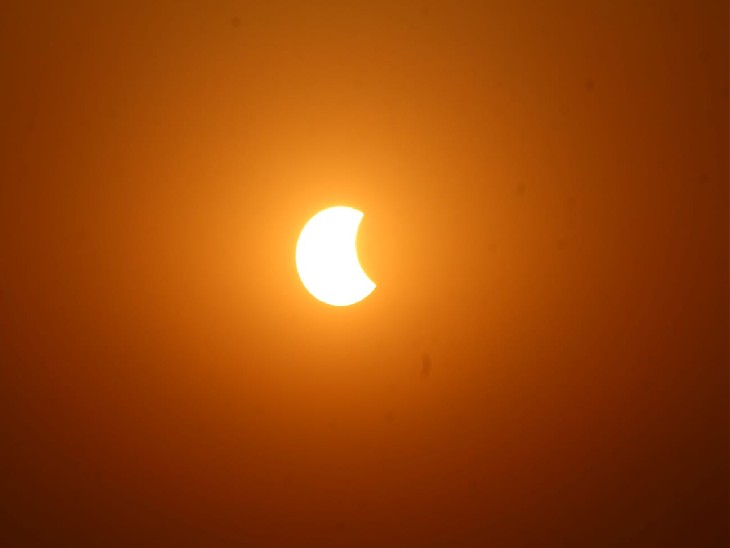 सूर्य ग्रहण के दौरान की तस्वीर।