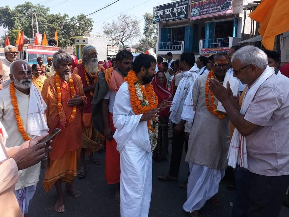 बलिया में पंचकोसी यात्रा में शामिल साधु-संत।