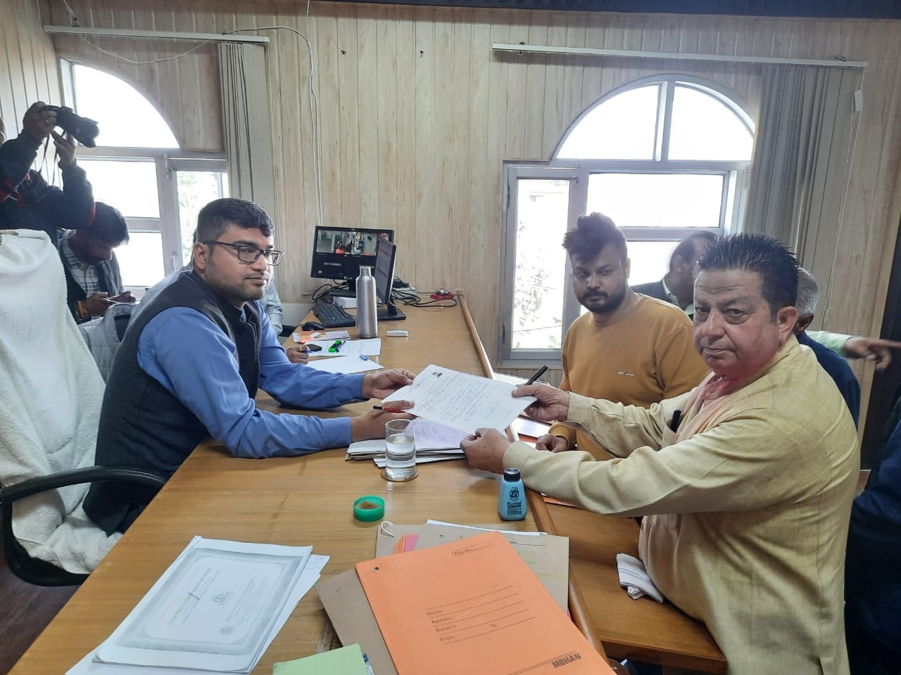 कांगड़ा से कांग्रेस उम्मीदवार सुरेंद्र काकू नामांकन भरते हुए।