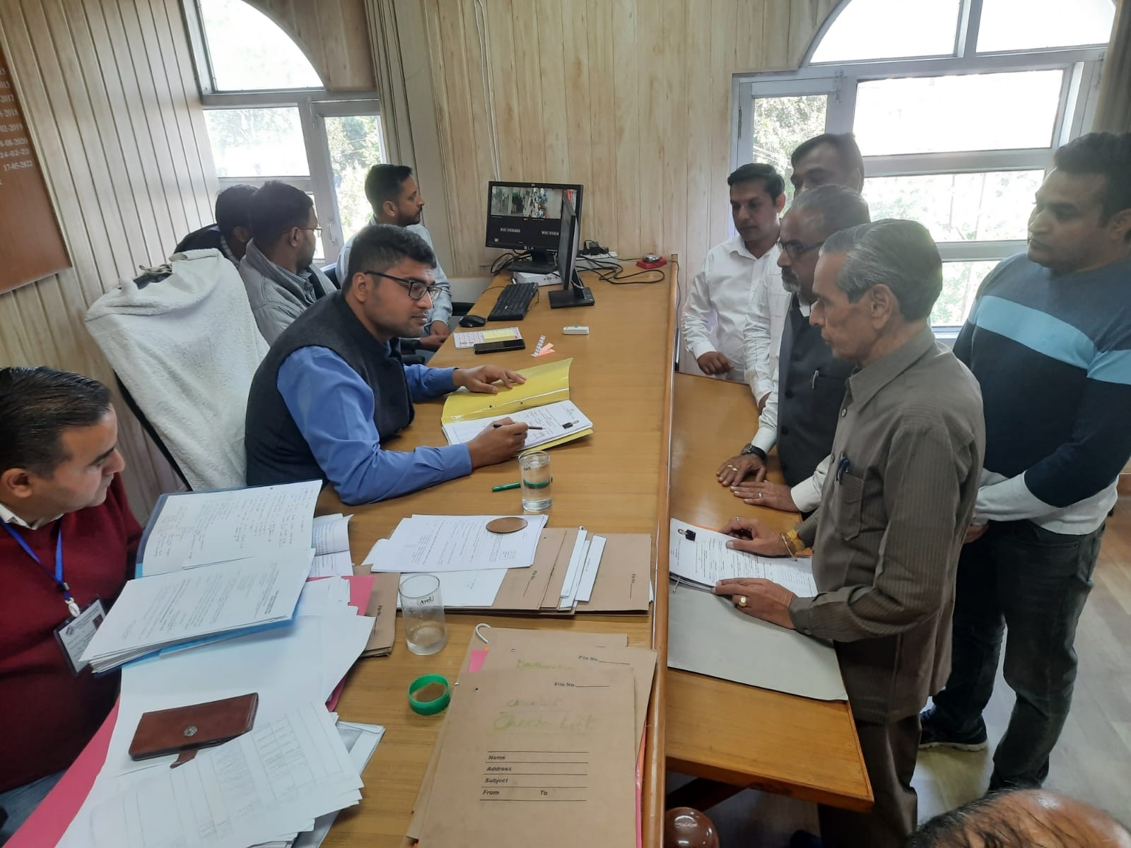 कांगड़ा से आम आदमी पार्टी प्रत्याशी राज कुमार नामांकन भरते हुए।