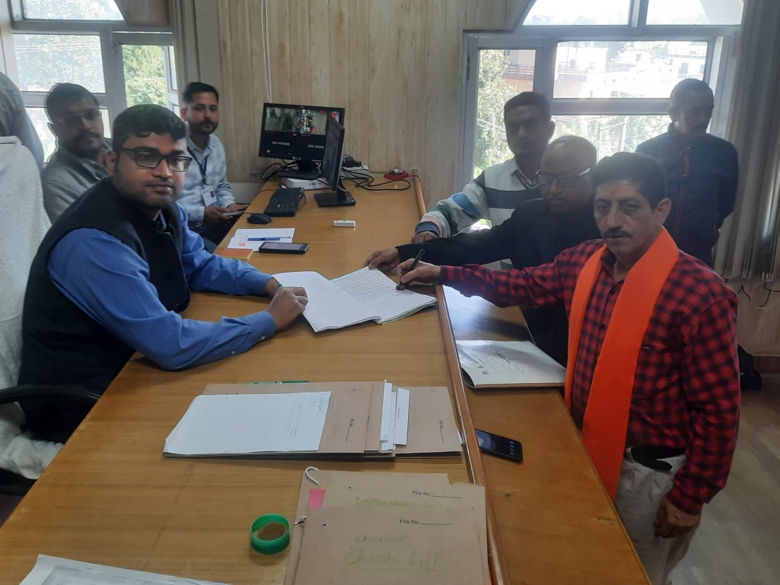 कांगड़ा से BJP के बागी जिला पार्षद कुलभाष नामांकन भरते हुए।