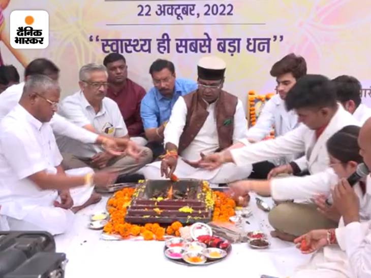 मध्यप्रदेश के चिकित्सा शिक्षा मंत्री विश्वास सारंग ने भोपाल के गांधी मेडिकल कॉलेज में धन्वंतरि की पूजा की। उन्होंने इसके धार्मिक आयोजन होने से इनकार किया।
