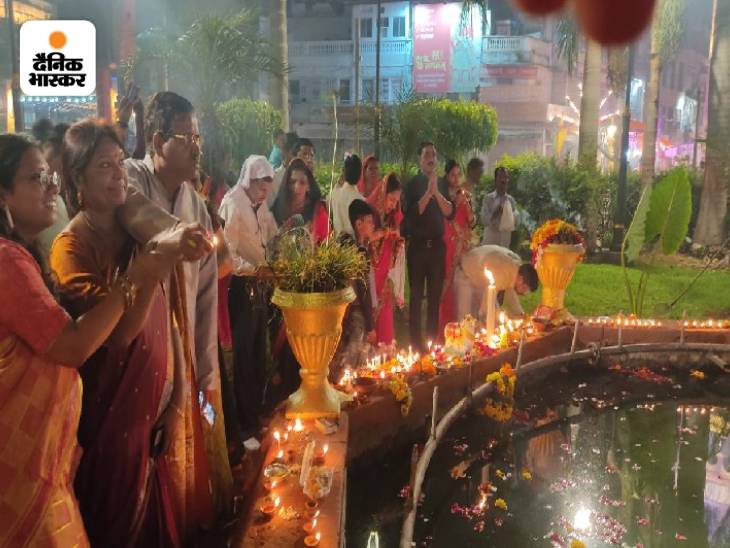 ग्वालियर में लोगों ने सामूहिक रूप से घरों के बाहर दीप जलाए। यहां पानी के एक कुंड के आसपास दीए जलाए गए और मां लक्ष्मी का पूजन किया।