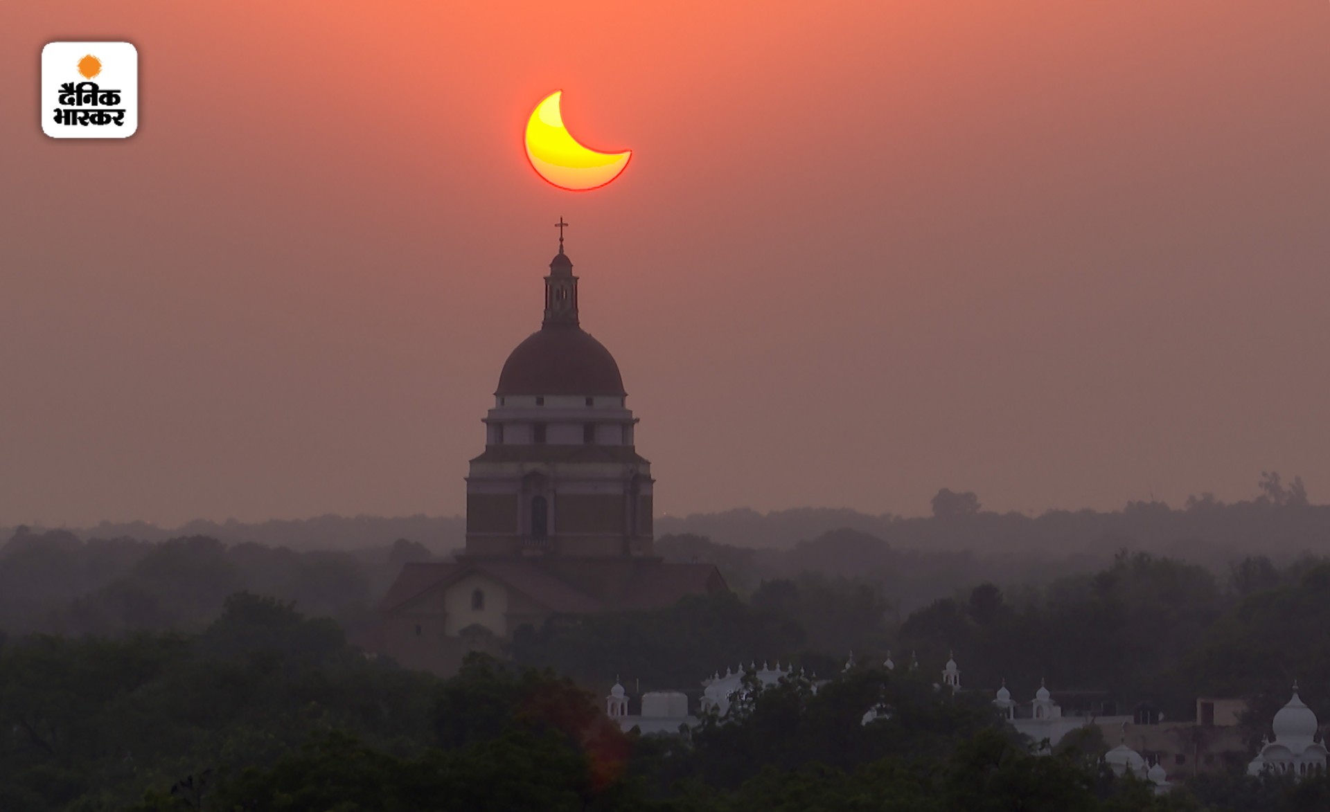 दिल्ली में शाम 4:29 बजे सूर्य ग्रहण देखा गया। यहां सूर्य करीब 43% धुंधला दिखा। धुंध के कारण सूर्य की रोशनी मध्य हो गई। ऐसे में लगा कि आसमान पर दिन में चांद निकल आया है।