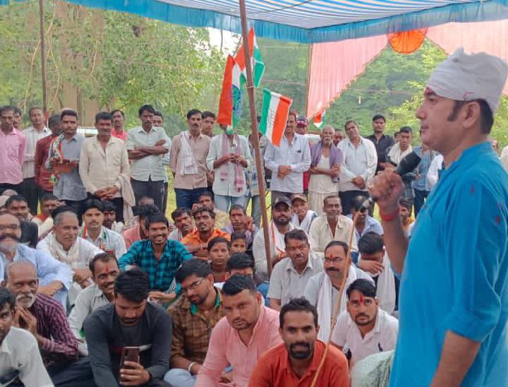 पृथ्वीपुर विस के पूर्व प्रत्याशी नितेन्द्र सिंह राठौर गांधी चौपाल के दौरान