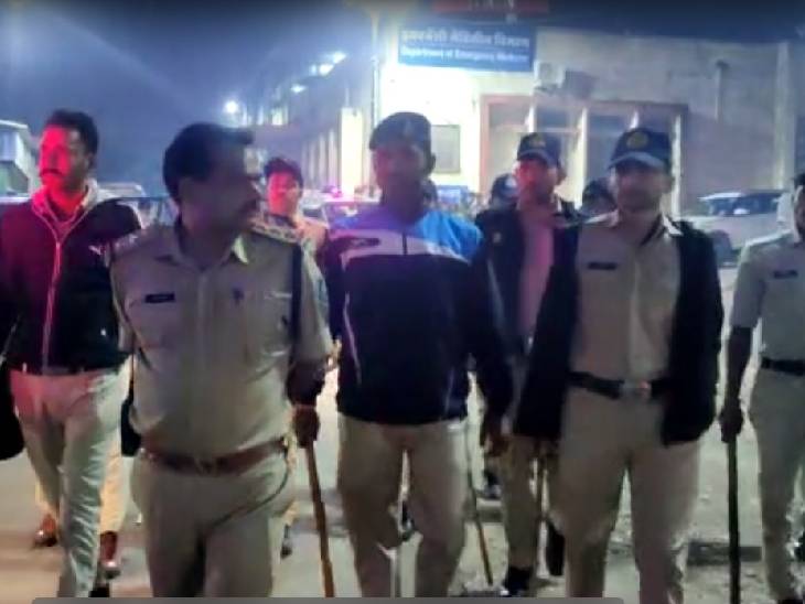 एमवाय अस्पताल में देर रात पुलिस ने हंगामा कर रहे परिजनों को खदेड़ा। इसके बाद मामला शांत हुआ।