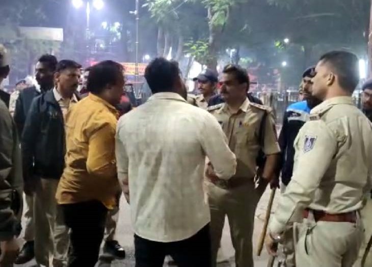 एमवाय अस्पताल में हंगामे की सूचना पर पुलिस पहुंची। यहां भारी बल तैनात किया गया है।