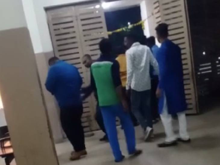 एमवाय अस्पताल में आरोपी पक्ष के लोग उपचार कराने पहुंचे तो यहां जगवीर की मौत से गुस्साए परिजनों ने हंगामा किया और आरोपी पक्ष के घायलों से मारपीट की।
