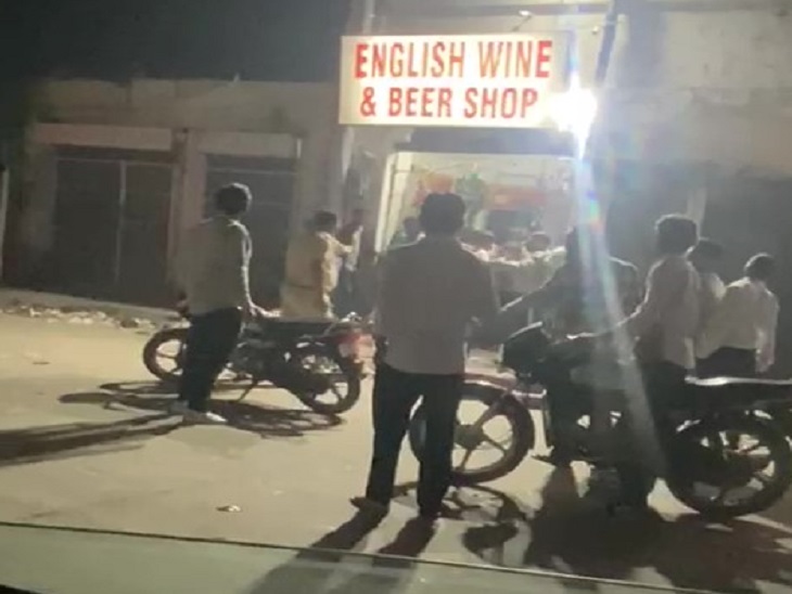 Robbers Looted Wine Shop In Presences of Police Near Railway Station