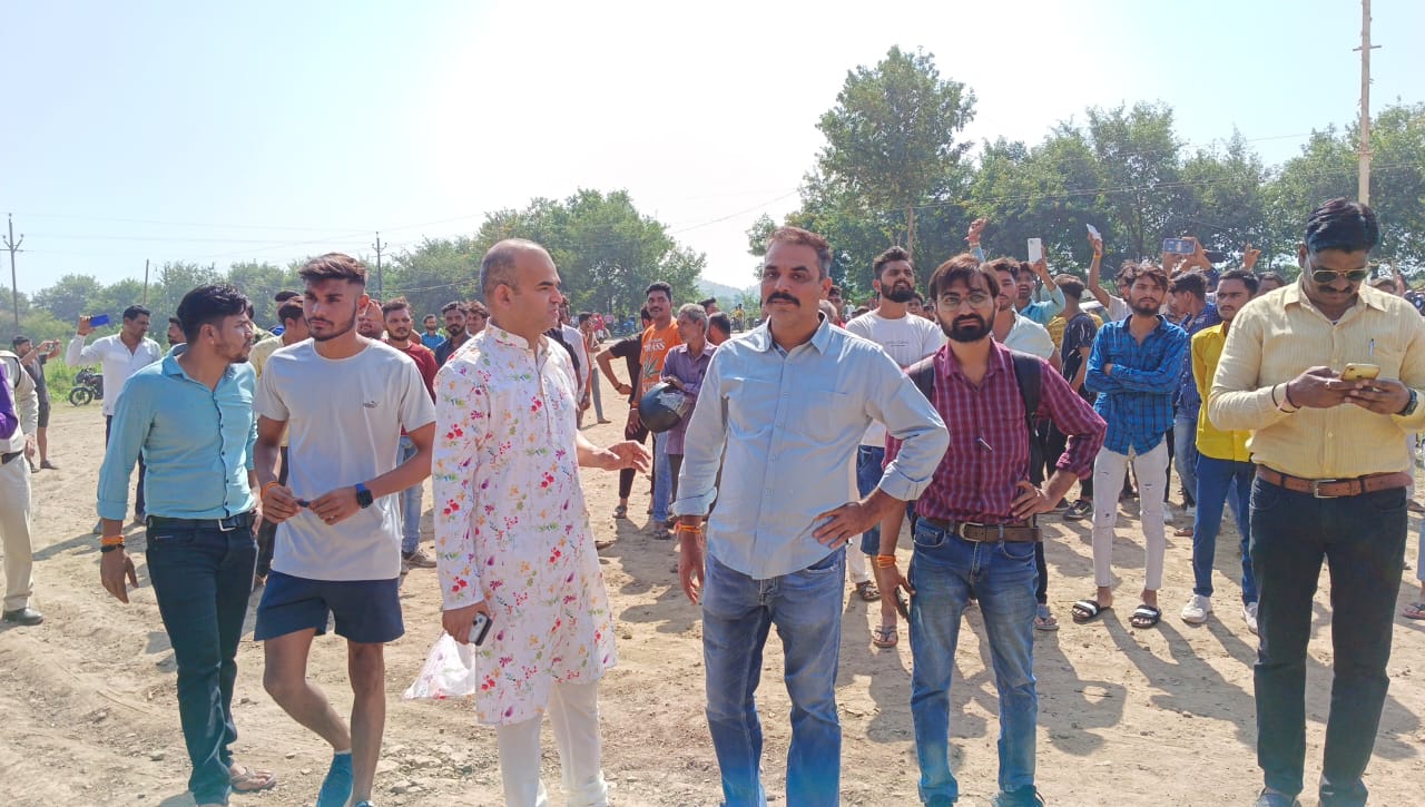 ढाबा गिराने के दौरान मौके पर मौजूद कई अधिकारी मौजूद रहे। साथ ही वहां बड़ी संख्या में आम लोग भी मौजूद थे।