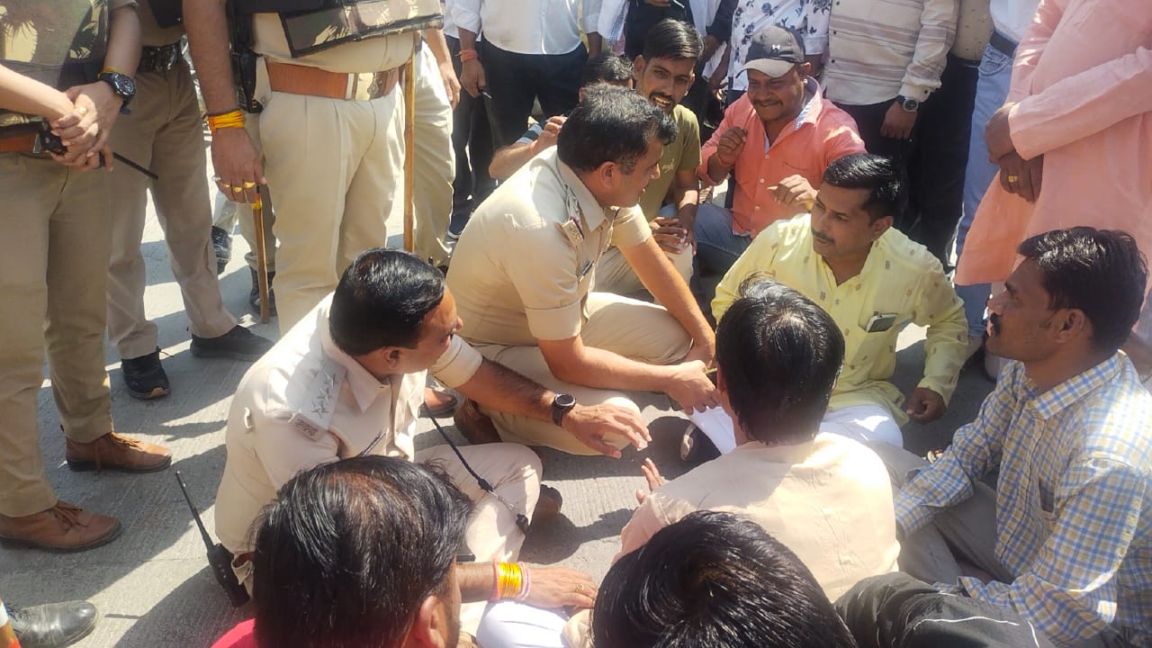 हत्या के बाद गुस्साए लोगों ने आरोपी का ढाबा तोड़ने की मांग को लेकर थाने के सामने धरना दिया। जिसके बाद प्रशासन ने कार्रवाई करते हुए ढाबा गिरा दिया। कार्रवाई के दौरान भारी पुलिस बल तैनात रहा।