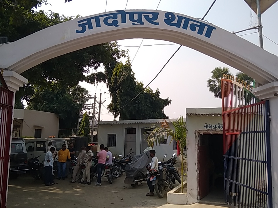 शराब तस्करी की सूचना पर गई थी यादोपुर थाना की पुलिस।
