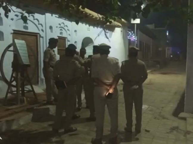 गांव में पहुंची पुलिस।