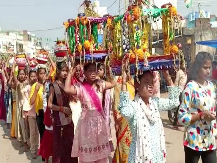 गौरा-गौरी की विसर्जन यात्रा निकालते हुए राजनांदगांव के लोग। - Dainik Bhaskar