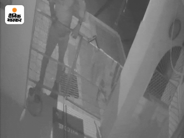 आरोपी जूते उतारकर मंदिर में एंटर हुआ। CCTV कैमरे की ओर देखा, फिर इसकी डायरेक्शन मोड़ दी।
