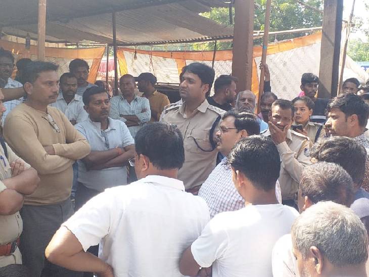 परिजनों का समझाइश देते अधिकारी