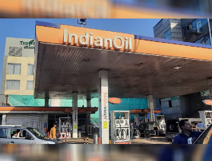 भोपाल के आईएसबीटी स्थित पेट्रोल पंप से सप्लाई करते हुए।
