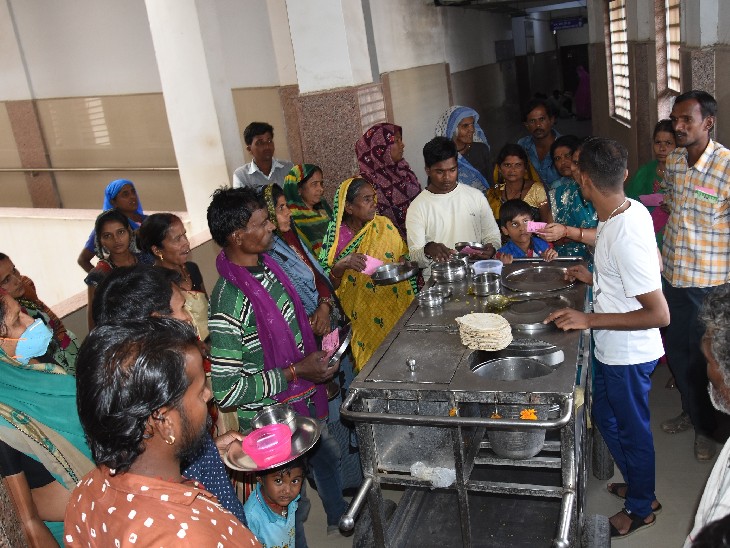 जिला अस्पताल में मरीजों को इस तरह कतार में खड़ा कर खाना दिया जाता है। - Dainik Bhaskar