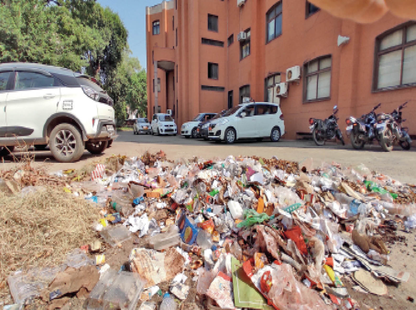 Garbage not picked up from roads, markets and streets, piles of dirt