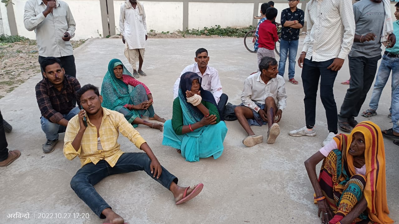 जौरा थाने में घायल लोग