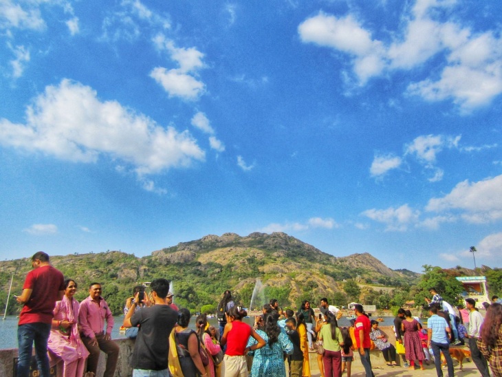 पर्यटन स्थलों पर बड़ी संख्या में लोगों की भीड़ दिखाई दे रही है। माउंट आबू में 4 दिनों में 6 हजार 969 वाहनों से करीब 35 हजार से ज्यादा टूरिस्ट आए हैं