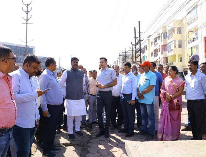 29 अक्टूबर को होने वाले भूमिपूजन कार्यक्रम को लेकर विधायक और अफसर रोजाना निरीक्षण कर रहे हैं। विधायक रामेश्वर शर्मा, कलेक्टर अविनाश लवानिया समेत अन्य निरीक्षण करते हुए।
