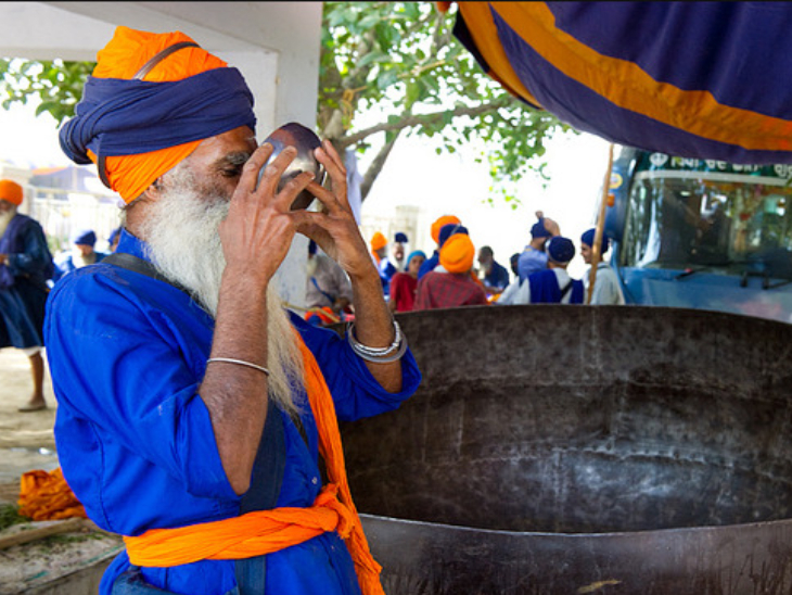 निहंग लोहे को पवित्र मानते हैं। इसलिए वे खाना पकाने के साथ ही भोजन भी लोहे के बर्तन में ही करते हैं।
