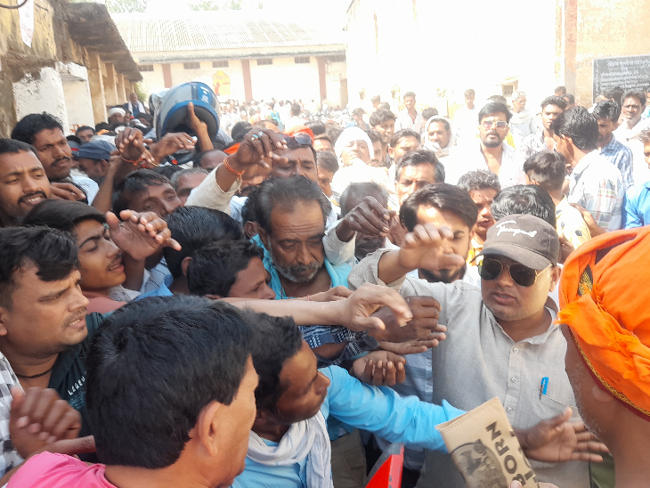 सागर नाका स्थित विपणन संघ की गोदाम में टोकन लेने के लिए जद्दोजहद करते किसान। - Dainik Bhaskar