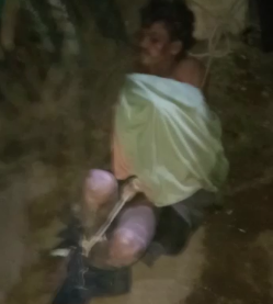 एक किसान और उसके 2 बेटों ने एक युवक पर कपास चोरी का आरोप लगाया। इसके बाद उसकी खंभे से बांधकर पिटाई कर दी। उसके कपड़े भी फाड़ दिए।