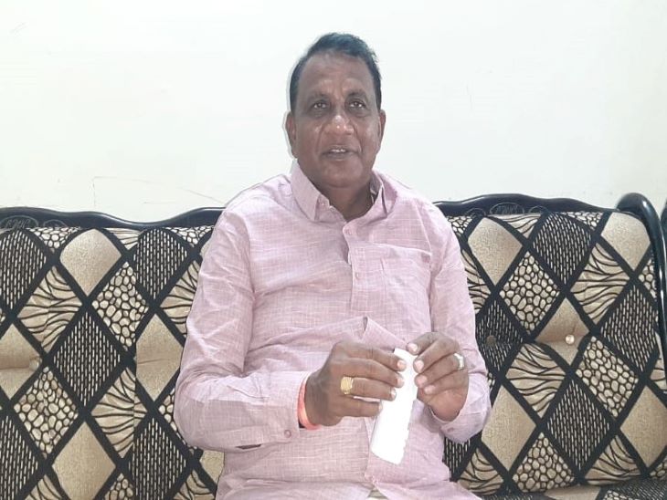 पत्रकारों के बीच राज्यमंत्री अर्जुन बामनिया।
