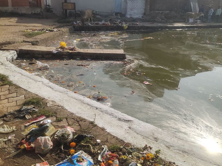 घासीदार नगर तालाब में लगा गंदगी का अंबार