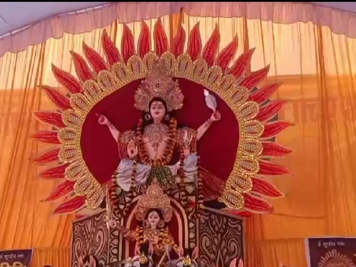 पूर्वांचल विकास एवं छठ आयोजन समिति की ओर से संगम में तैयार की गई भगवान भास्कर की झांकी।