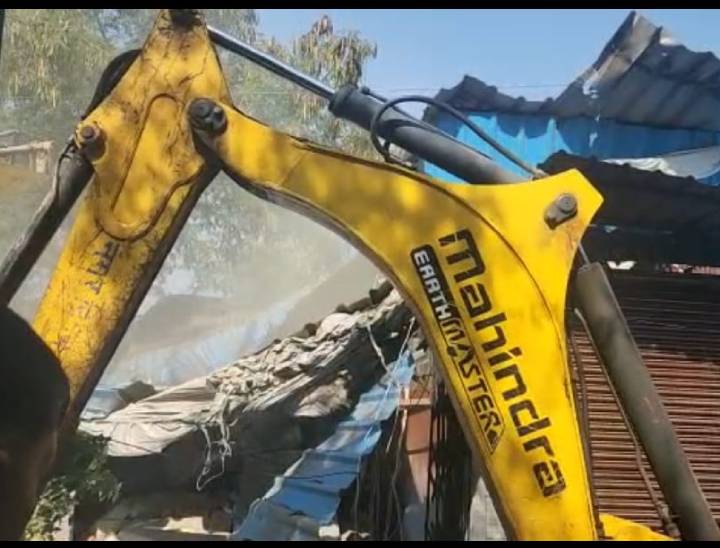 बदमाशों के घरों पर चले बुलडोजर